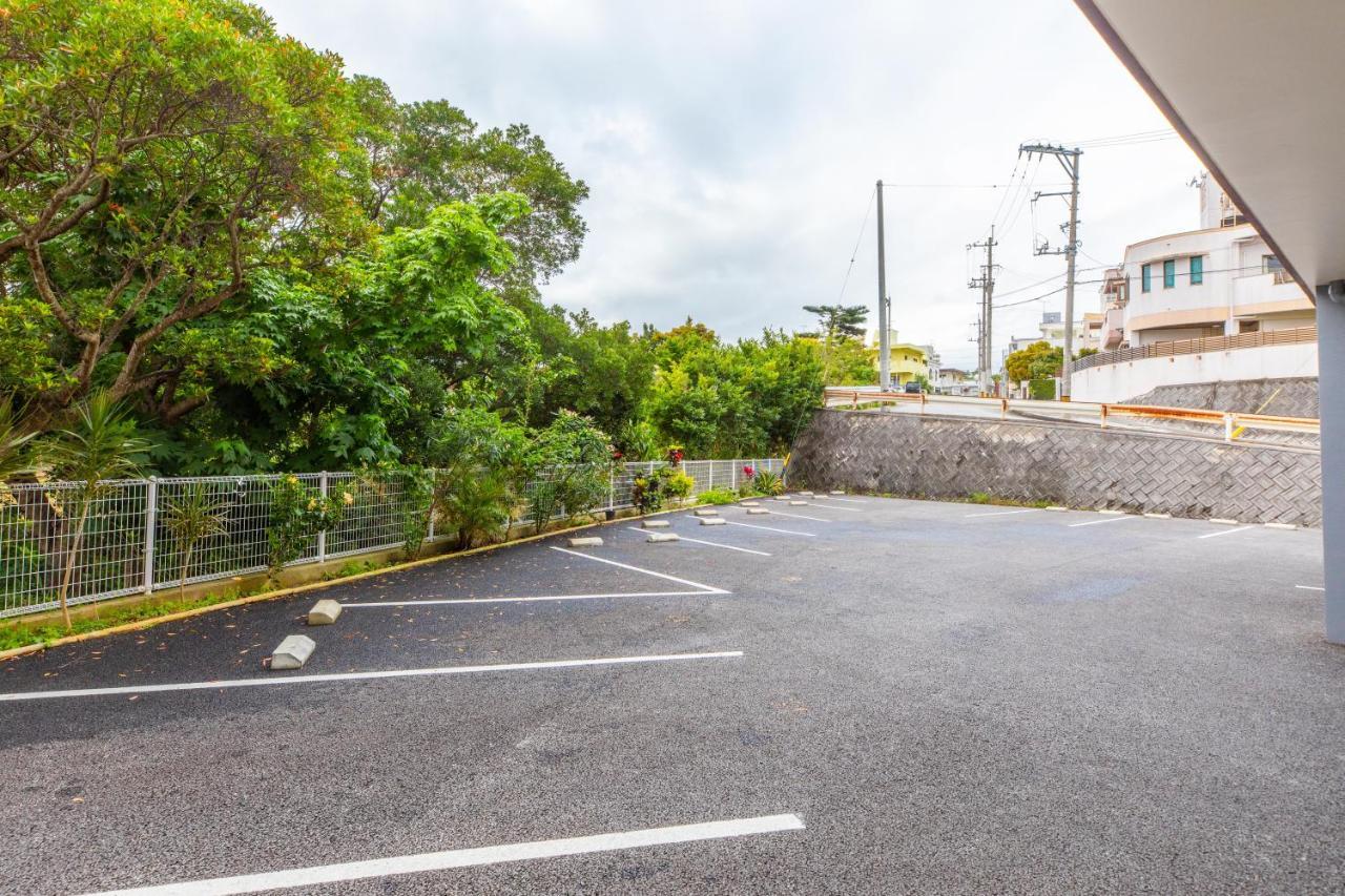 Mr. Kinjo in MATABee Aparthotel Okinawa Buitenkant foto